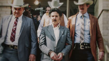 Henry Lee Lucas (centro) es escoltado por el ranger Bob Prince (izquierda) y la fuerza policial.