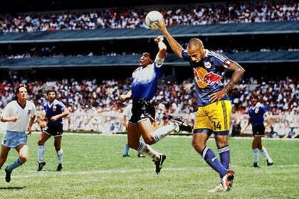 Henry se transformó en meme y detuvo el gol de Diego a los ingleseses