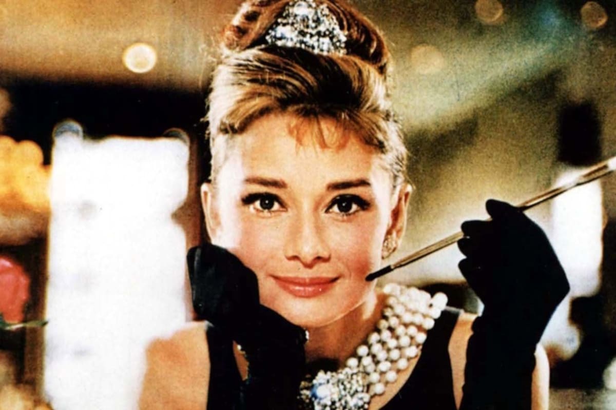 Hepburn en Desayuno en Tiffany's, la película que la convirtió en un icono de belleza, frescura y sofisticación