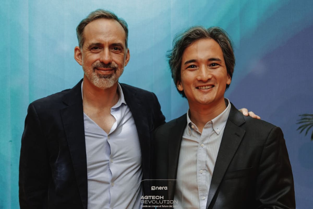 Herbin, de Nera junto a Fernando Yu, fundador de Suyana con el galardón conseguido