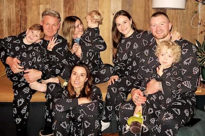 El reconocido chef escocés posa con su pequeño hijo Oscar, Megan, Jessy, su mujer, Cayetana, su hija Holly y su marido, el nadador olímpico Adam Peaty