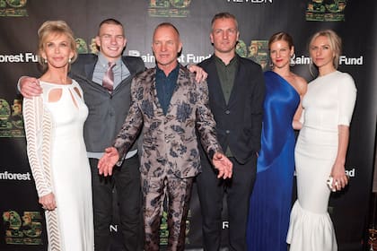Trudie Styler con su hijo menor, Giacomo Sumner, a su lado Sting con Joe Sumner y Fuchsia Sumner –frutos del primer matrimonio del ex The Police– y Mickey Sumner, la hija mayor de Trudie y el músico