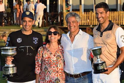 Herederos. Marcos “Cacu” y Benjamín Araya (h) junto a sus padres, Silvia y Benjamín Araya, ganador del Abierto Argentino de Polo.
Fotos: Polo by Garrahan