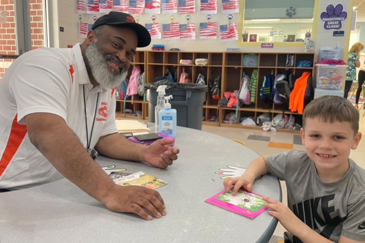 Herman Cruse con Corbyn Conroy, el primer alumno con el que comenzó a leer, cuando el niño estaba en la guardería
