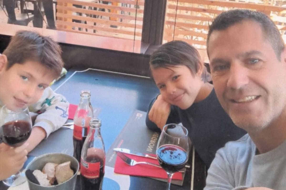 Herman Krause en un almuerzo con sus dos hijos, Paco y Mateus