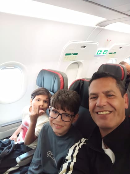 Herman Krause junto a Paco y Mateus en el avión