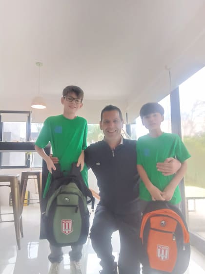 Herman Krause junto a sus hijos, Paco, de 11 años, y Mateus, de 8