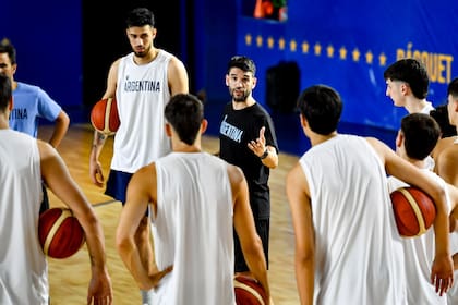 Herman Mandole le da indicaciones a los jugadores, durante uno de los entrenamientos del seleccionado, antes de la eliminatoria de la Americup