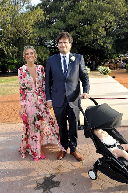 Hermana de la novia, María Josefina Ludueña (con un vestido que compró en España) y su esposo Joaquín Gatti.