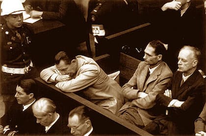 Hermann Goering (apoyado), Rudolf Hess y Joachim von Ribbentrop, en noviembre de 1945, en Nuremberg
