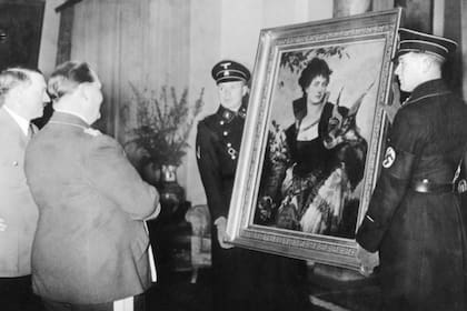 Hermann Göring y Adolf Hitler contemplan la obra El halconero, de Hans Makart