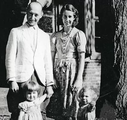 Hermann y Gisela von Oelhafen adoptaron a Ingrid (izq) y Dietmar (der). Su tarea era criar arios de pura raza desde niños