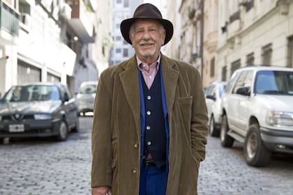 Hermano del artista Fabio Mauri, fue editor y tiene una escuela de libreros y una vida de novela que solo él podía contar; está de visita en la Argentina, su segunda patria