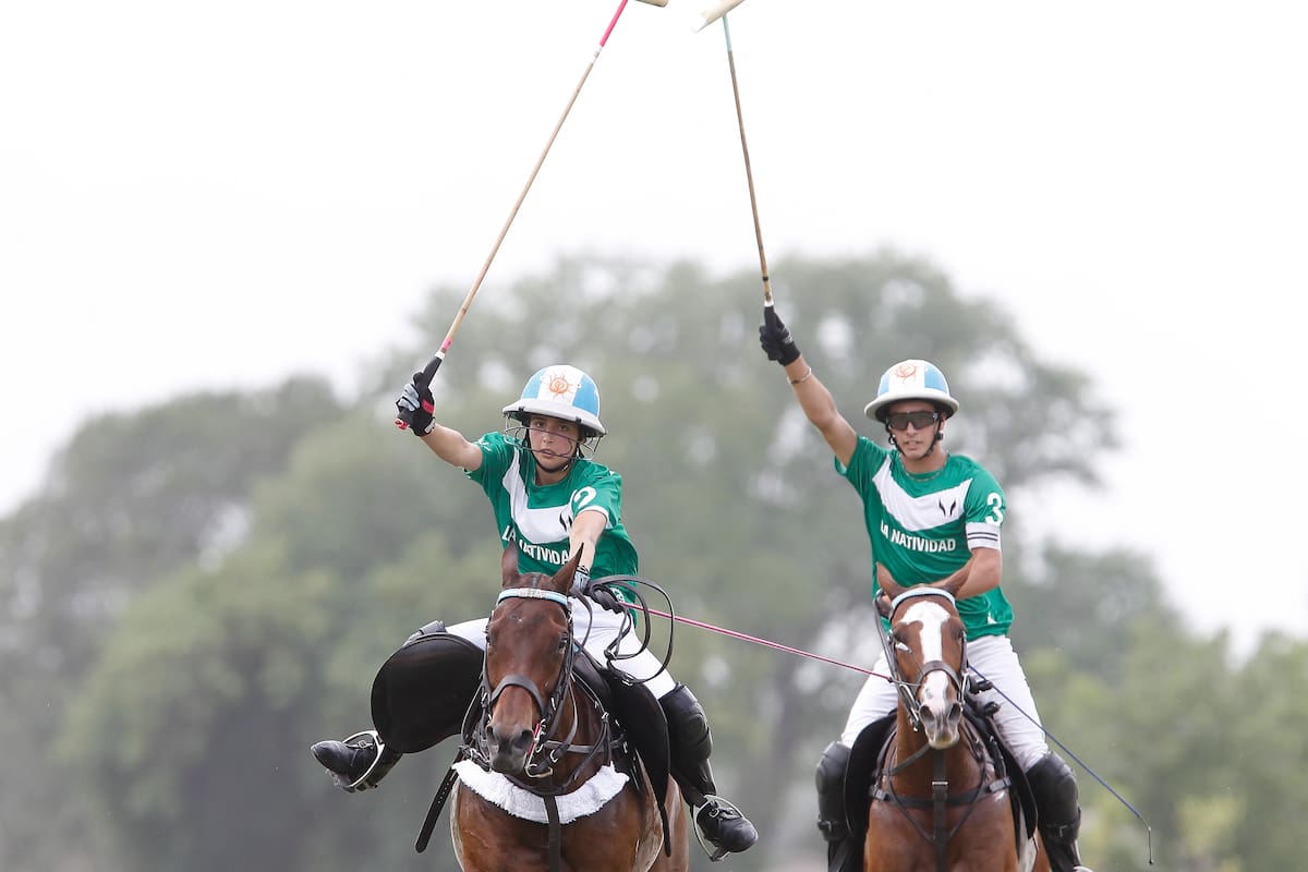 Hermanos unidos, en la cancha y fuera de ella; Mia y Poroto Cambiaso marcan una línea, pero parecen hacer una coreografía de festejo por la victoria de La Natividad en la final del Abierto Juvenil.