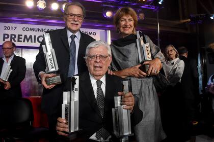 Hermenegildo Sábat con los premios Konex que lo distinguieron el año pasado como máxima figura en la categoría Comunicación y Periodismo