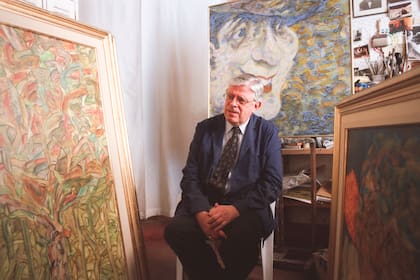 Hermenegildo Sábat, en su taller, rodeado de sus pinturas