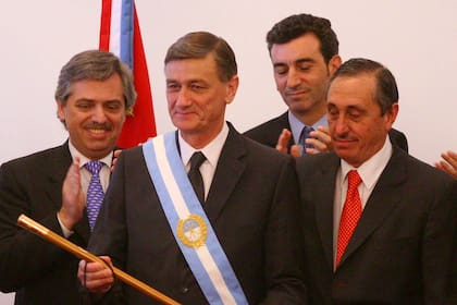 Hermes Binner, nuevo gobernador de la Provincia de Santa Fe, recibe los atributos de Jorge Obeid, en diciembre de 2007