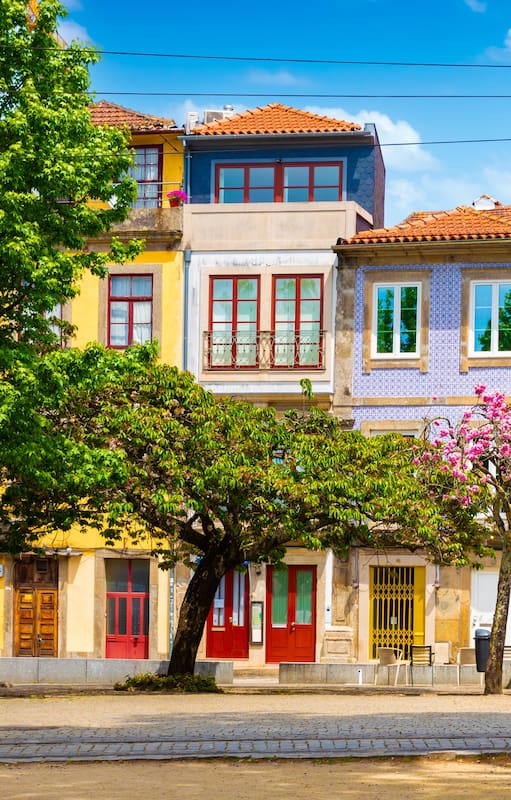 Hermosa vista de la ciudad de Oporto en un hermoso día de verano. Oporto, Portugal