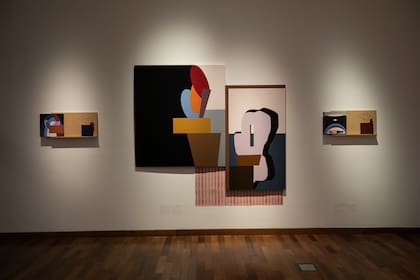Hermosas pinturas de Cristina Schiavi: acrílicos con azulejos, madera terciada y un mantel