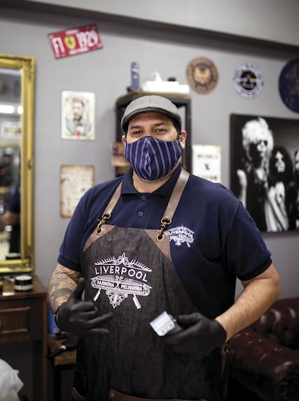 Hernán (41) Peluquería: Liverpool. ¿Qué es lo que más extrañabas del local? “El contacto con los clientes del barrio”.