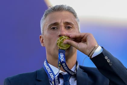 Hernán Crespo besa la medalla de campeón de la Copa Sudamericana