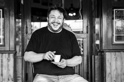 "Yo le envidiaba mucho a mis amigos las madres silenciosas, que traían la bandeja con el Nesquik y se iban sin interactuar con los amiguitos del hijo. Mi vieja era lo contrario: tenía una voz muy chillona y pretendía ser el centro de universo. Eso me daba pavor. Me avergonzaba muchísimo, tanto en mi casa como en la escuela", dice Hernán Casciari sobre su madre