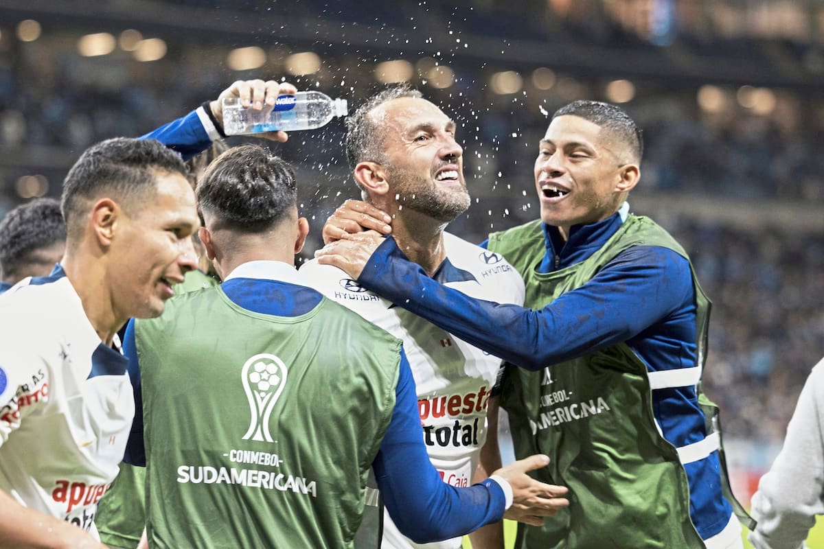 Hernán Barcos es el blanco de las felicitaciones tras anotar el gol del empate que le dio la clasificación a Alianza Lima ante Gremio, en Porto Alegre