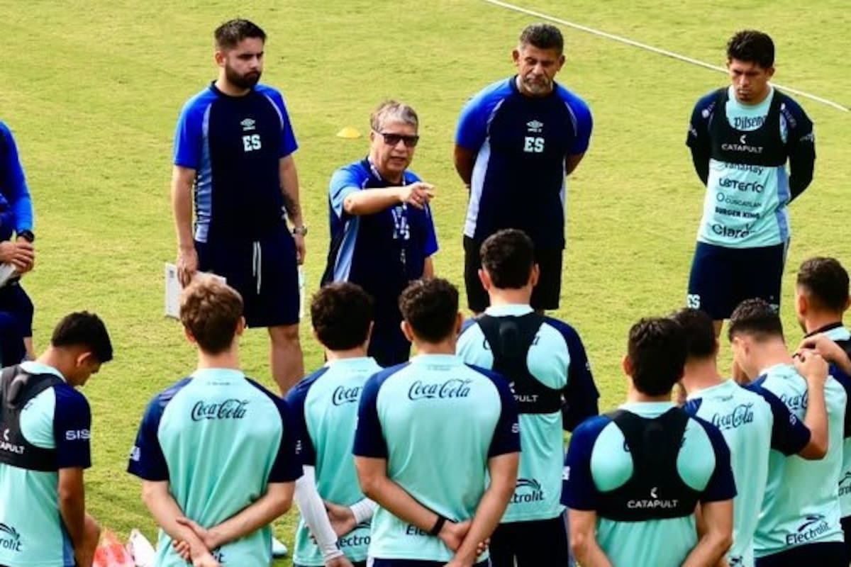 Hernán Bolillo Gómez, DT de El Salvador, en el entrenamiento de este jueves, previo a un partido clave