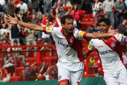 Hernán Boyero festeja el primer tanto del Bicho ante Olimpo