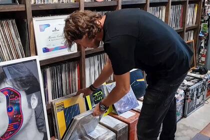 De Pink Floyd y David Bowie, pasando por The Cure, New Order y Depeche Mode, Cattáneo condensó en dos horas la más que más influenció su gusto y estilo