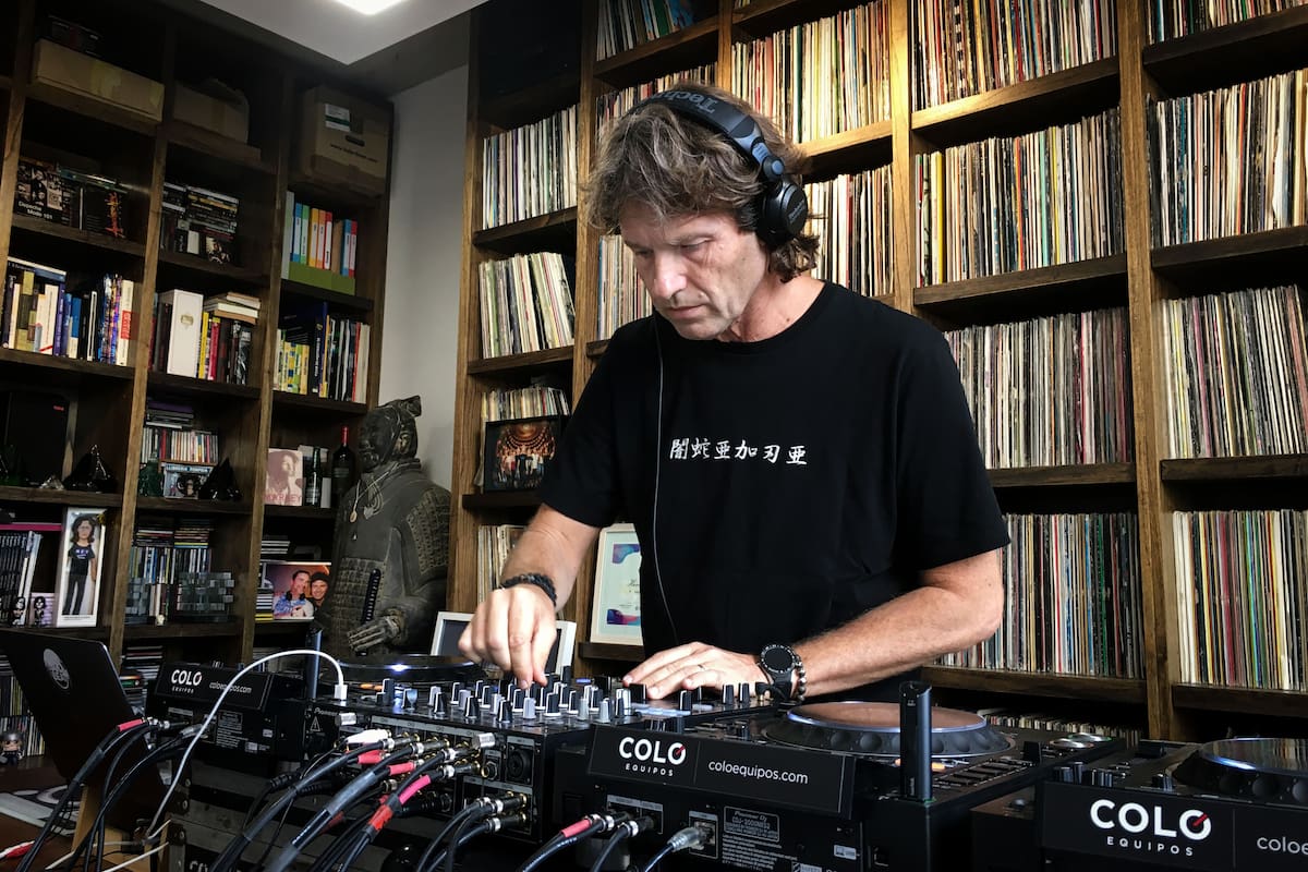 Hernán Cattáneo, en el estudio de su casa en Buenos Aires donde grabó "Engage", el nuevo ciclo del sello inglés Renaissance que se emitirá el domingo 26 de abril de 2020