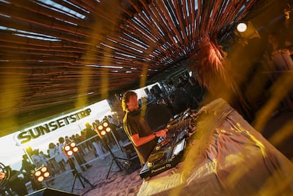 Hernán Cattaneo musicaliza los atardeceres y más allá también: sus sets durante entre 6 y 8 horas