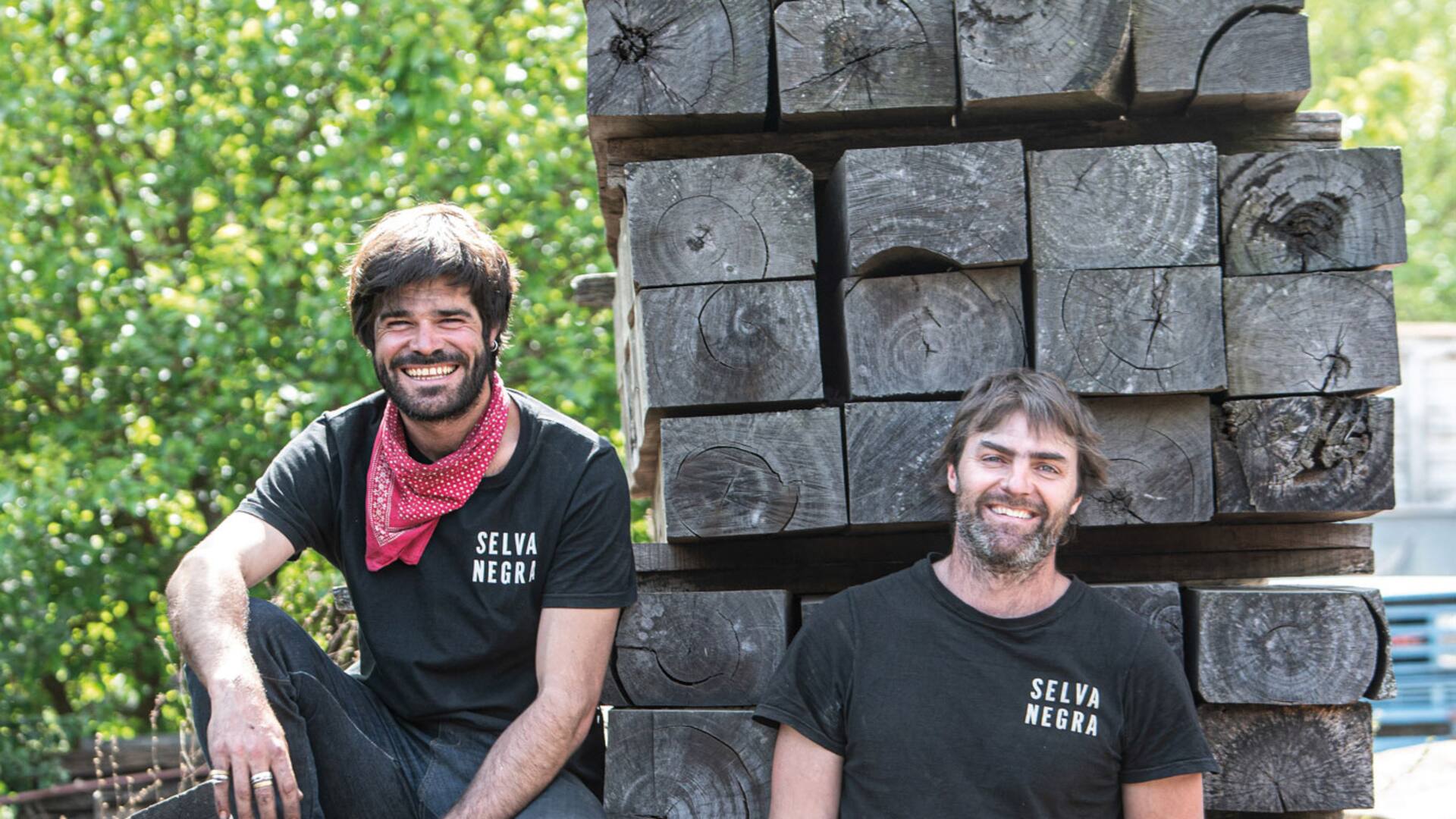 Hernán Cibils y Eduardo Blaquier, dueños de Selva Negra, el emprendimiento con el que realizan obras de arte funcionales a partir de madera de árboles caídos y una técnica escultórica con fuego.