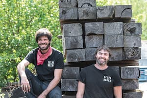 Hernán Cibils y Eduardo Blaquier, dueños de Selva Negra, el emprendimiento con el que realizan obras de arte funcionales a partir de madera de árboles caídos y una técnica escultórica con fuego.