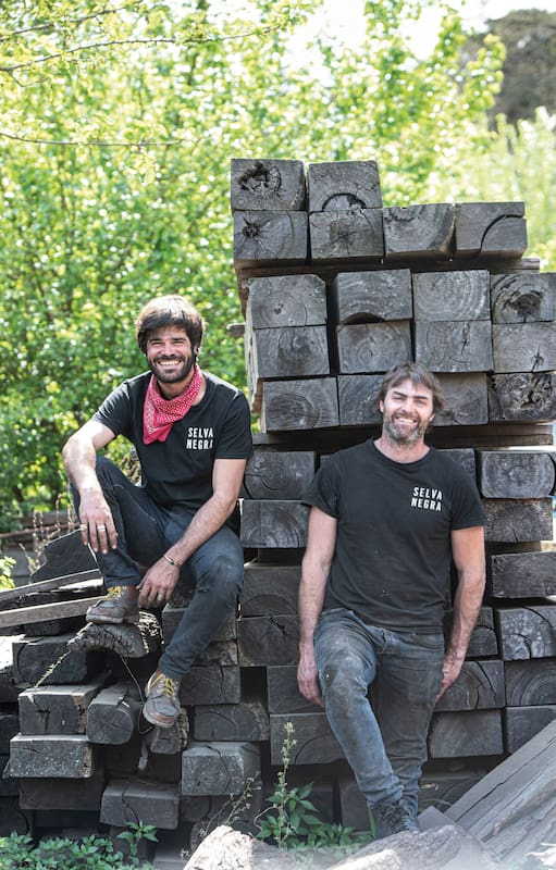 Hernán Cibils y Eduardo Blaquier, dueños de Selva Negra, el emprendimiento con el que realizan obras de arte funcionales a partir de madera de árboles caídos y una técnica escultórica con fuego.