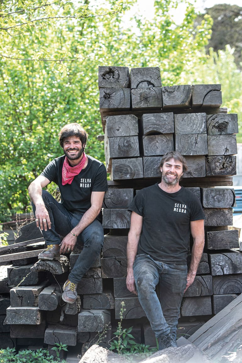 Hernán Cibils y Eduardo Blaquier, dueños de Selva Negra, el emprendimiento con el que realizan obras de arte funcionales a partir de madera de árboles caídos y una técnica escultórica con fuego.