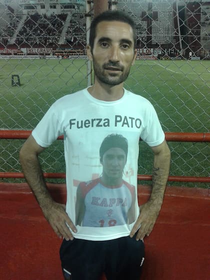 Hernán creó la camiseta en honor a su ídolo y se la va a regalar
