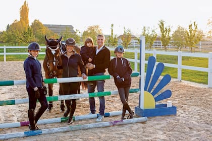 Tiempo después de haber reciclado la casa, los Crespo compraron el terreno de atrás, donde armaron un haras que hoy cuenta con 24 caballos, entre los propios y los de algunos clientes.