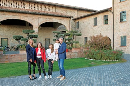 Hernan Crespo, Alessia, Nicole, Sofía y Martina