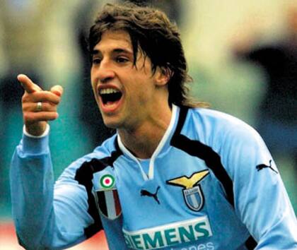 Hernán Crespo tuvo un paso muy exitoso por Lazio, pero su estadía duró poco por los problemas económicos del club romano a comienzos de siglo.