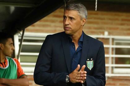 Hernán Crespo comenzó su carrera como entrenador en la Argentina en Banfield..., y duró 18 partidos