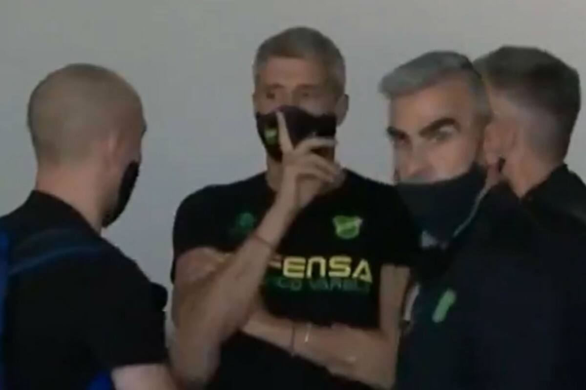 Hernán Crespo, con colaboradores y el equipo, en el aeropuerto de Santiago de Chile.