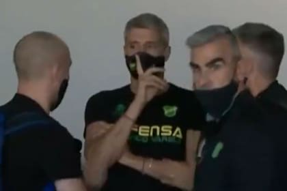 Hernán Crespo, con colaboradores y el equipo, en el aeropuerto de Santiago de Chile.