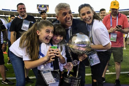 Hernán Crespo con sus hijas