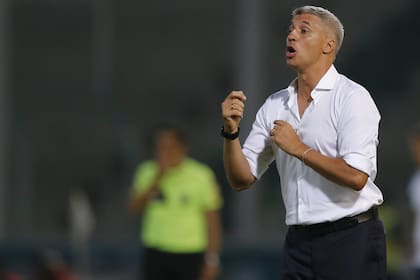 Hernán Crespo, DT de Defensa, y la propuesta de siempre: ir al ataque