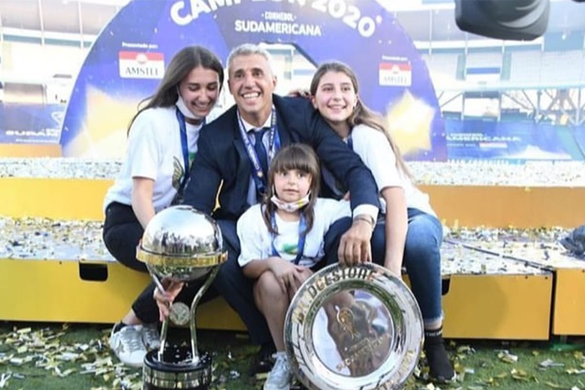 Hernán Crespo, en la tarima y con los trofeos de campeón, con sus hijas Martína, Sofía y Nicole