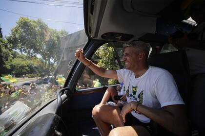 Hernán Crespo saluda a la multitud que recibió al "Halcón" en Varela para seguir festejando la obtención de la Copa Sudamericana.