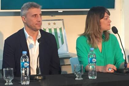 Hernán Crespo, junto con la presidente Lucía Barbuto, en la presentación oficial como entrenador de Banfield