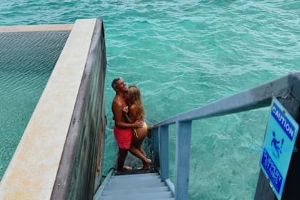 Hernán Crespo y Antonella Silguero sonrién en Maldives
