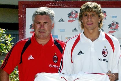 Hernán Crespo y Carlo Ancelotti en Milan el 15 de julio de 2004